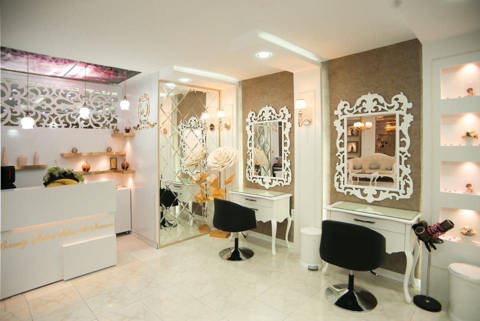 A quiet salon with illuminated mirrors